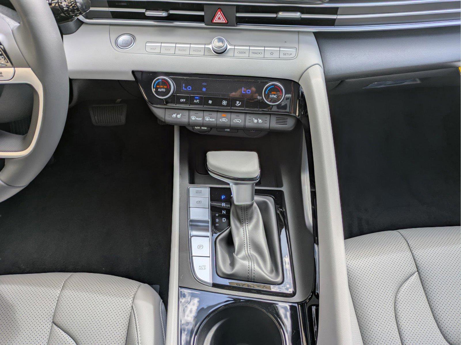 Used 2025 Hyundai Elantra Limited image 17