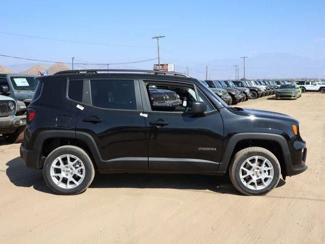 Used 2023 Jeep Renegade Latitude w/ Sun & Fun Group image 3