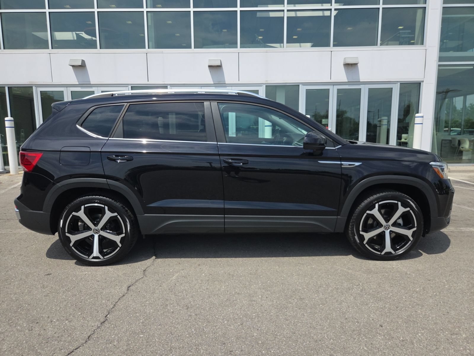 Certified 2023 Volkswagen Taos SEL AWD/4WD image 2