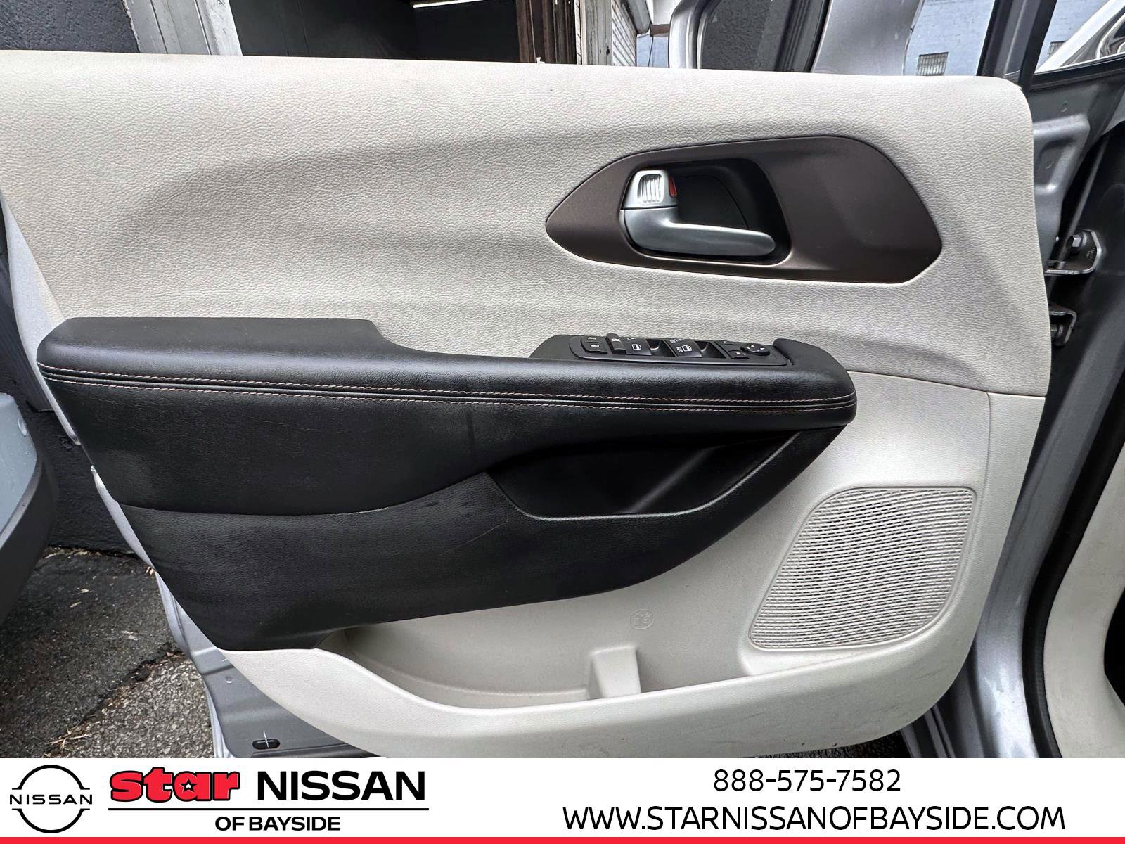 Used 2018 Chrysler Pacifica Touring-L image 22