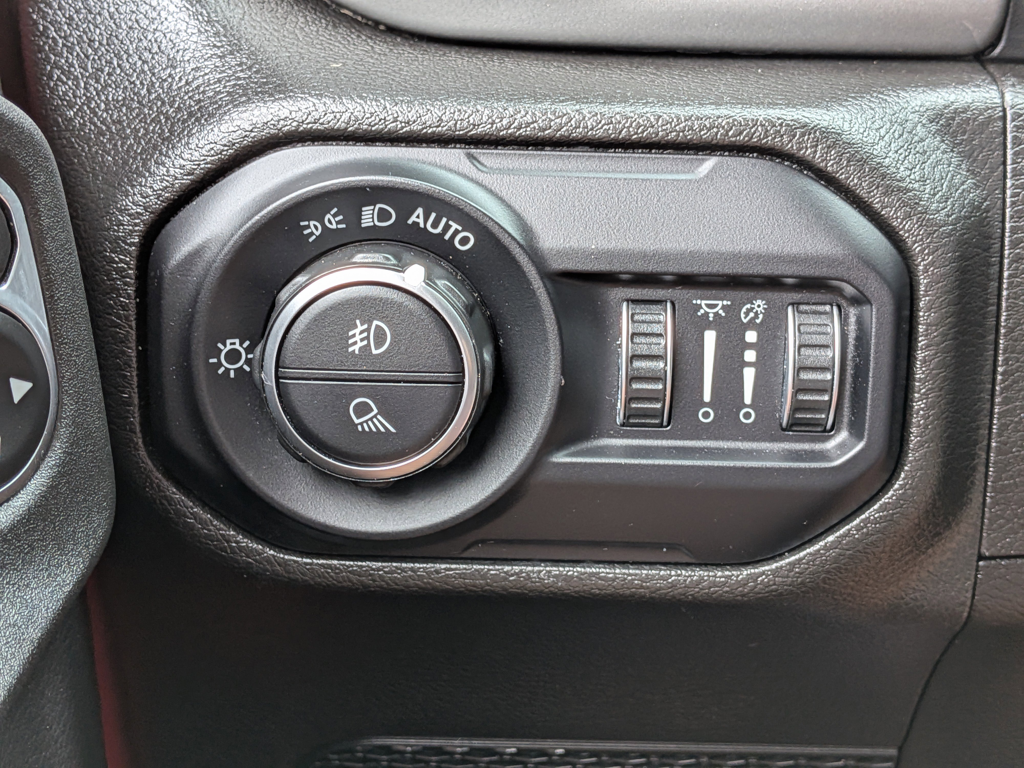 Used 2022 Jeep Gladiator Overland w/ Cold Weather Group image 22