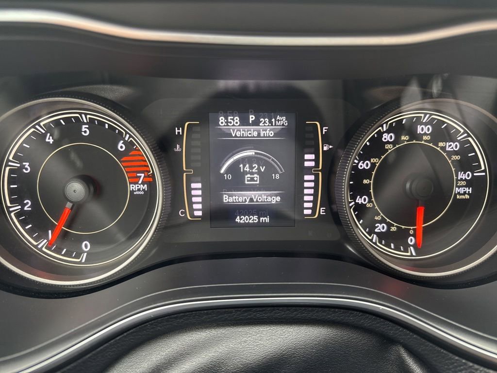 Used 2019 Jeep Cherokee Latitude Plus w/ Cold Weather Group AWD/4WD image 26