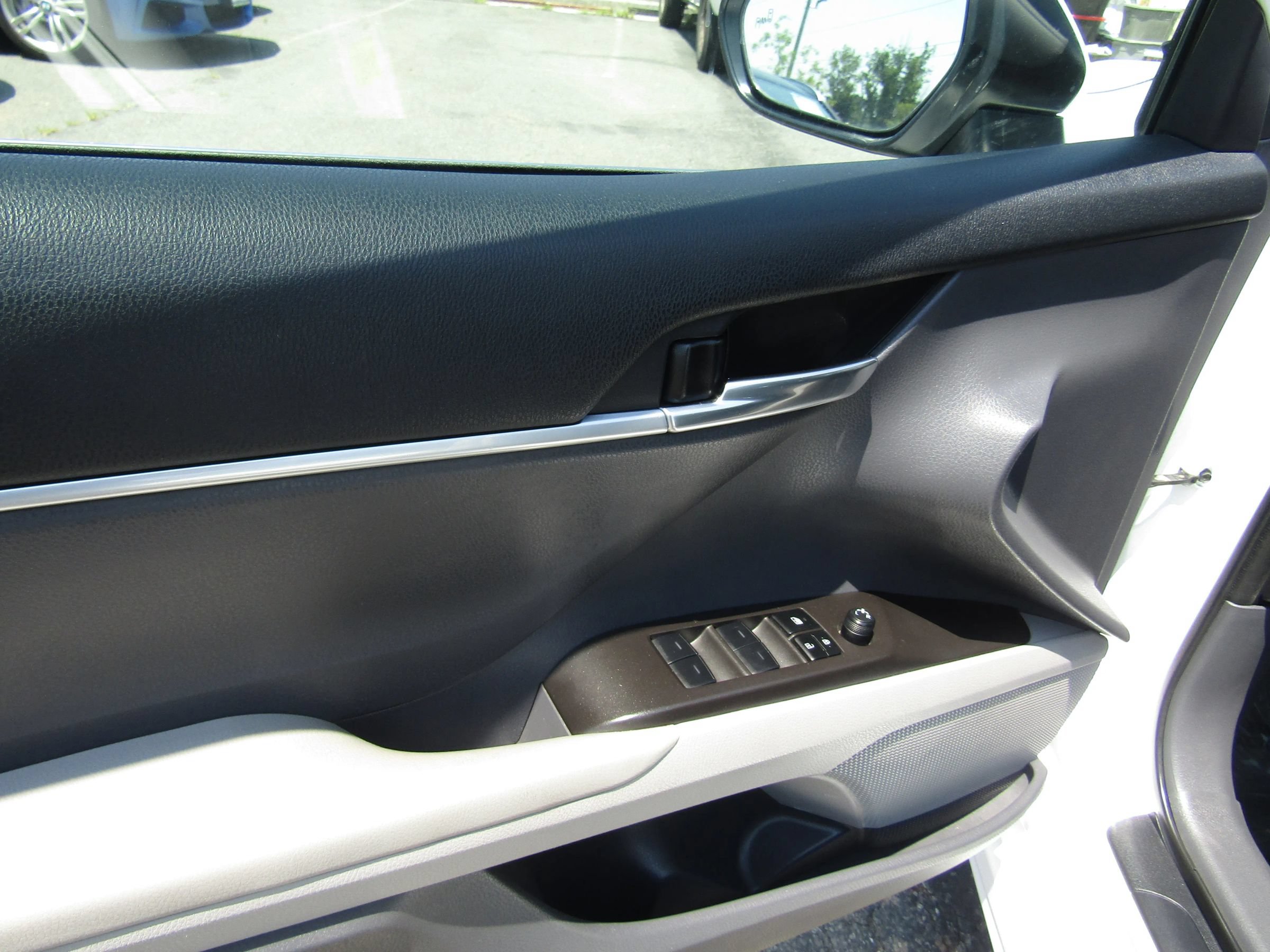 Used 2023 Toyota Camry SE FWD image 18