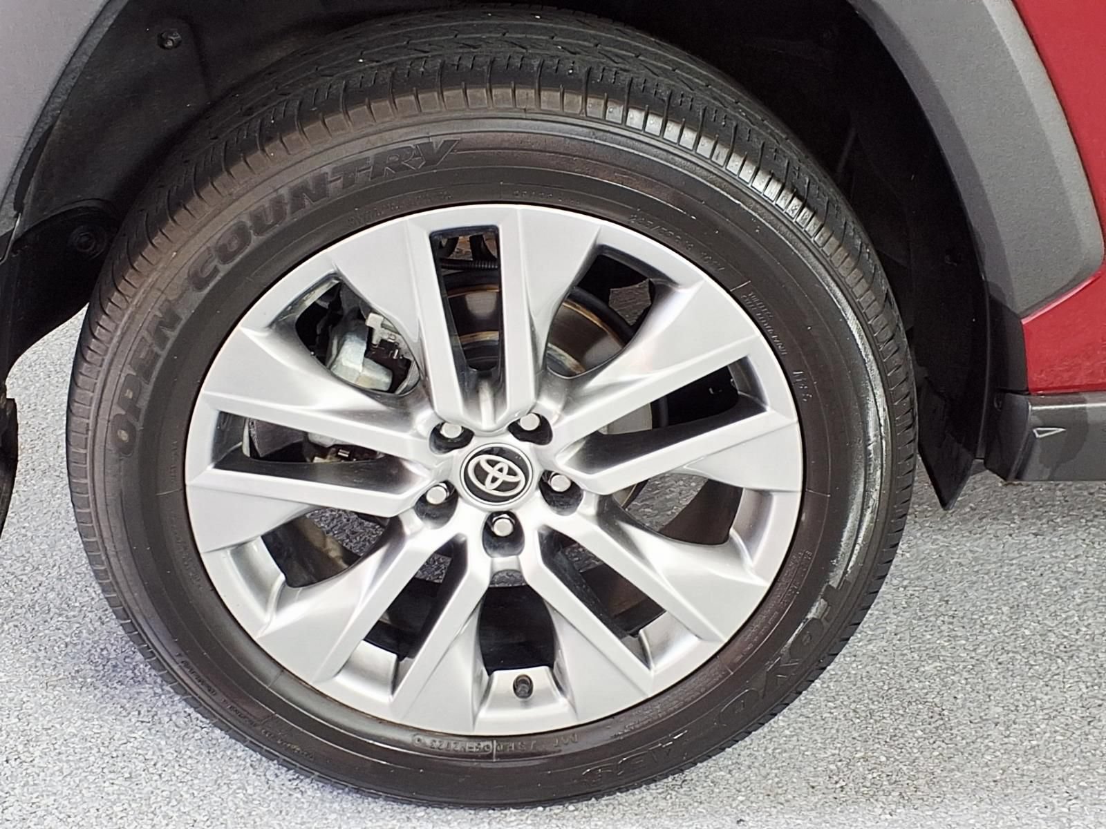 Used 2023 Toyota RAV4 XLE Premium FWD image 4