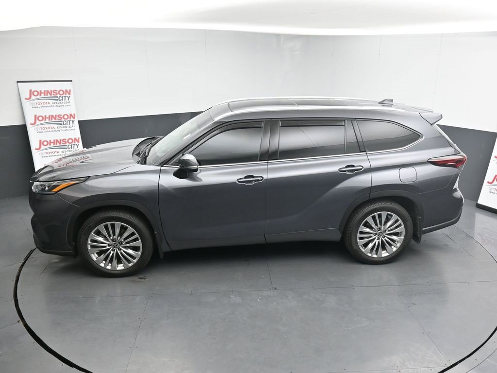 Used 2025 Toyota Highlander Platinum image 13