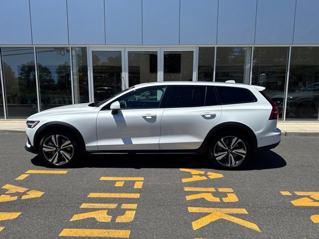Certified 2025 Volvo V60 B5 Cross Country Plus AWD/4WD image 2