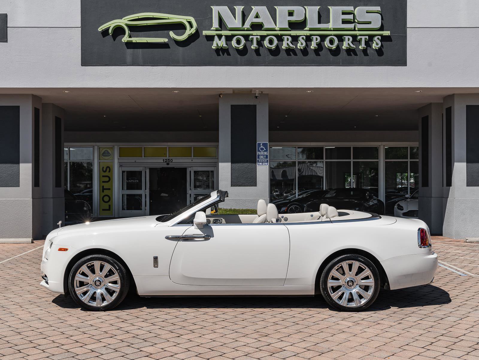 Used 2017 Rolls-Royce Dawn image 30