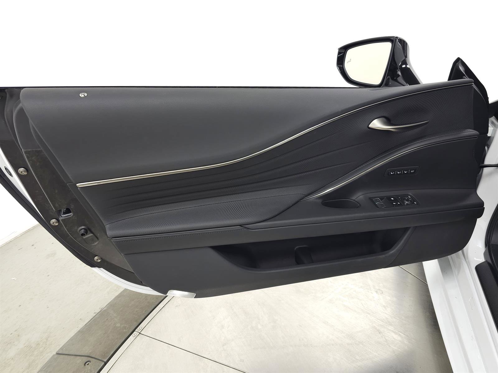 Used 2023 Lexus LC 500 Convertible image 14