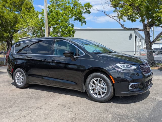 New 2026 Chrysler Pacifica Select FWD image 1