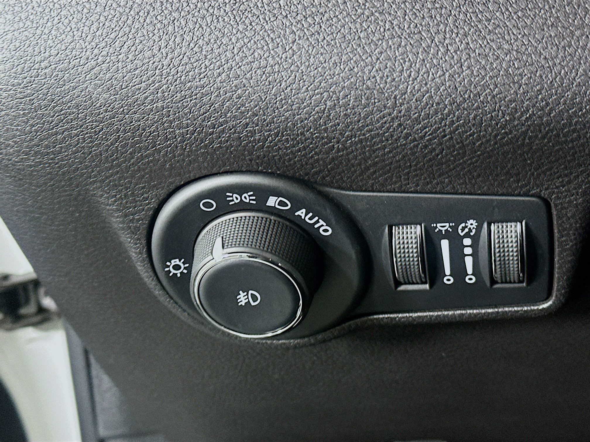 Used 2025 Jeep Compass Latitude AWD/4WD image 17