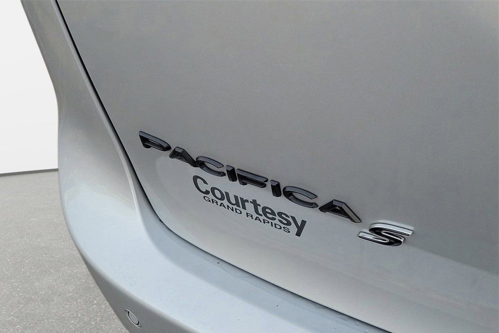 New 2026 Chrysler Pacifica Limited w/ S Appearance Package AWD/4WD image 7