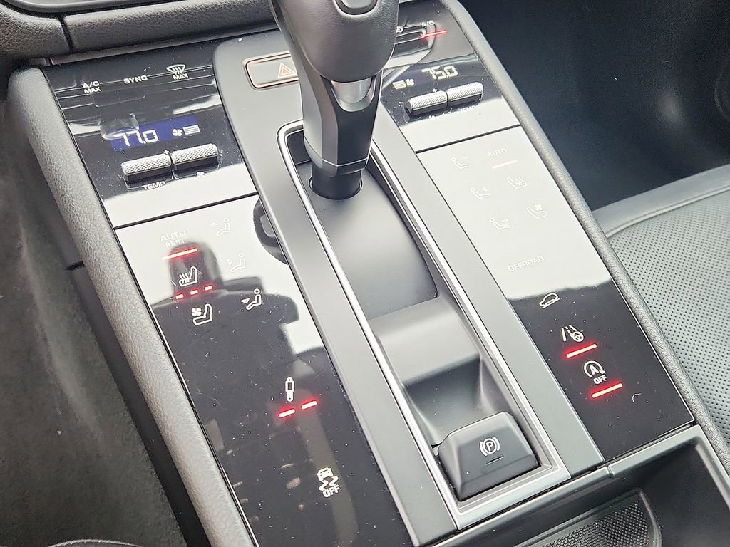 Used 2023 Porsche Macan Turbo image 14