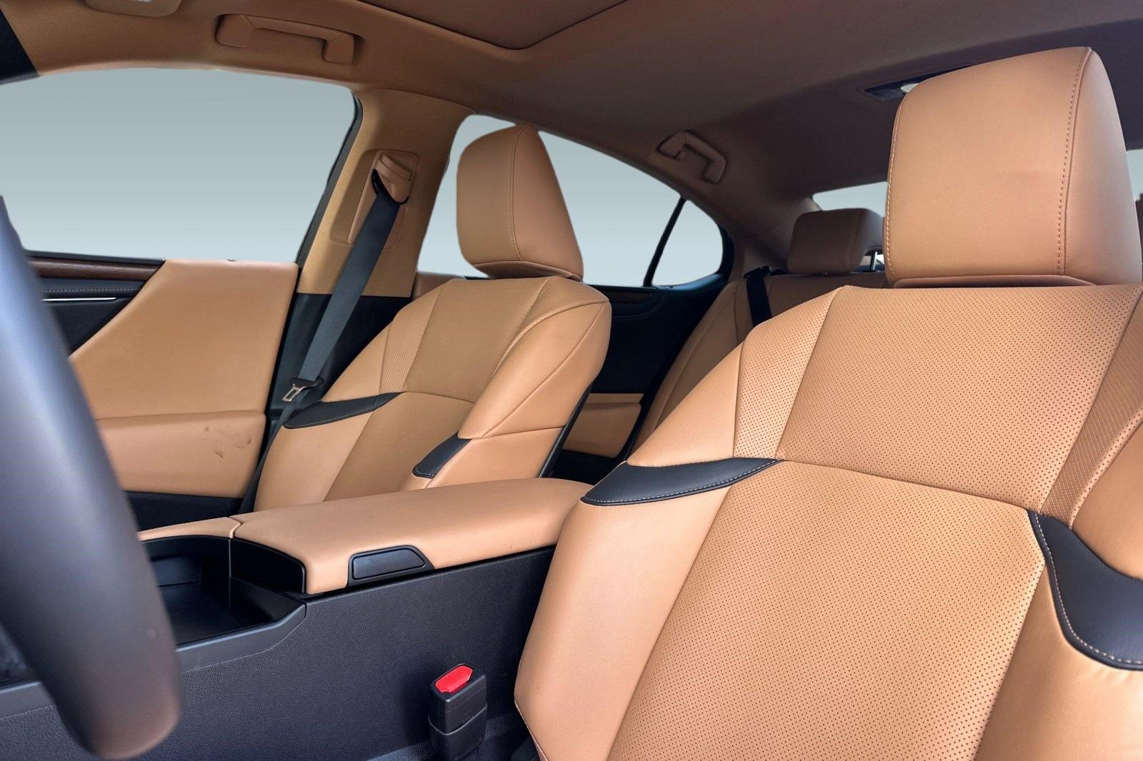 Used 2025 Lexus ES 300h w/ Premium Package image 23