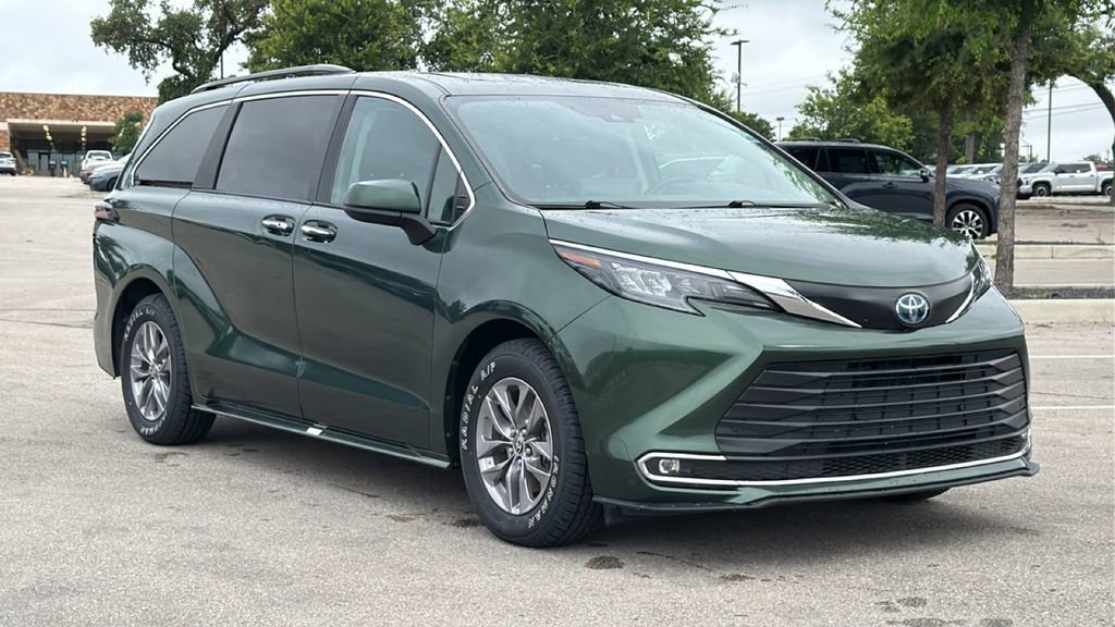 Used 2024 Toyota Sienna XLE FWD image 3