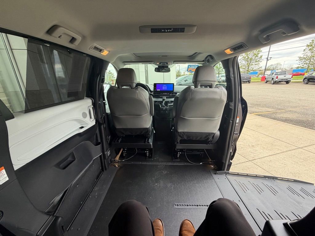 Used 2026 Toyota Sienna XLE FWD image 28