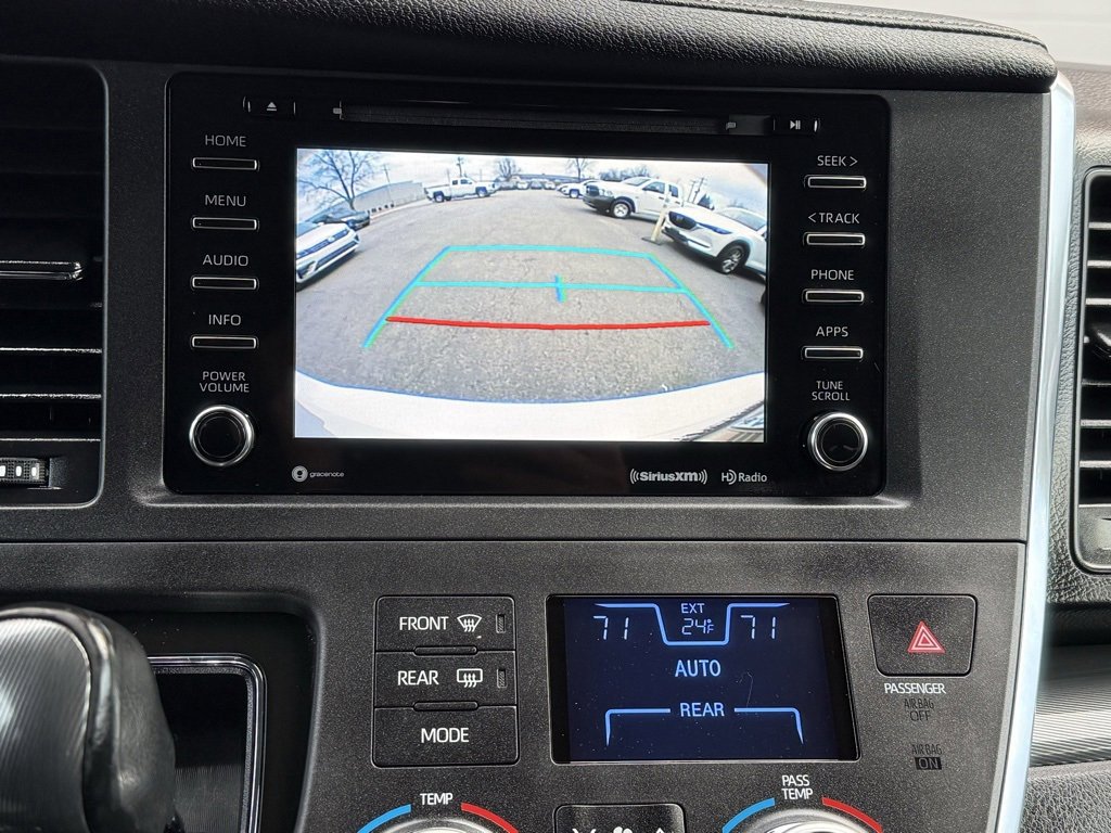 Used 2018 Toyota Sienna SE w/ Carpet Mat Package image 38