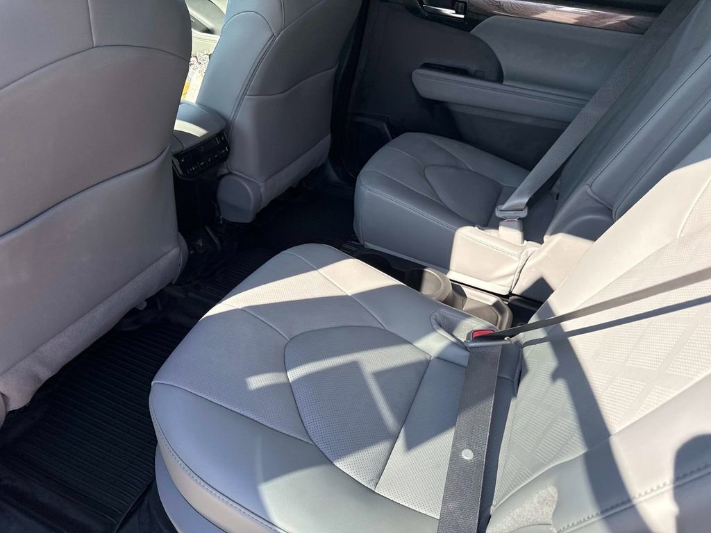 New 2026 Toyota Highlander Platinum image 16