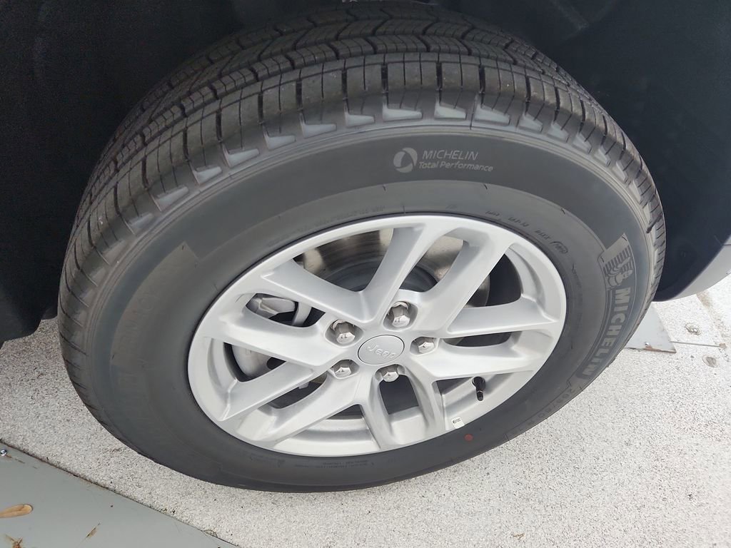 New 2025 Jeep Grand Cherokee L Laredo image 35