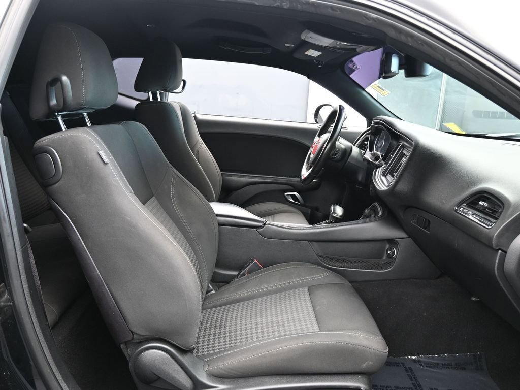 Used 2019 Dodge Challenger SXT image 39