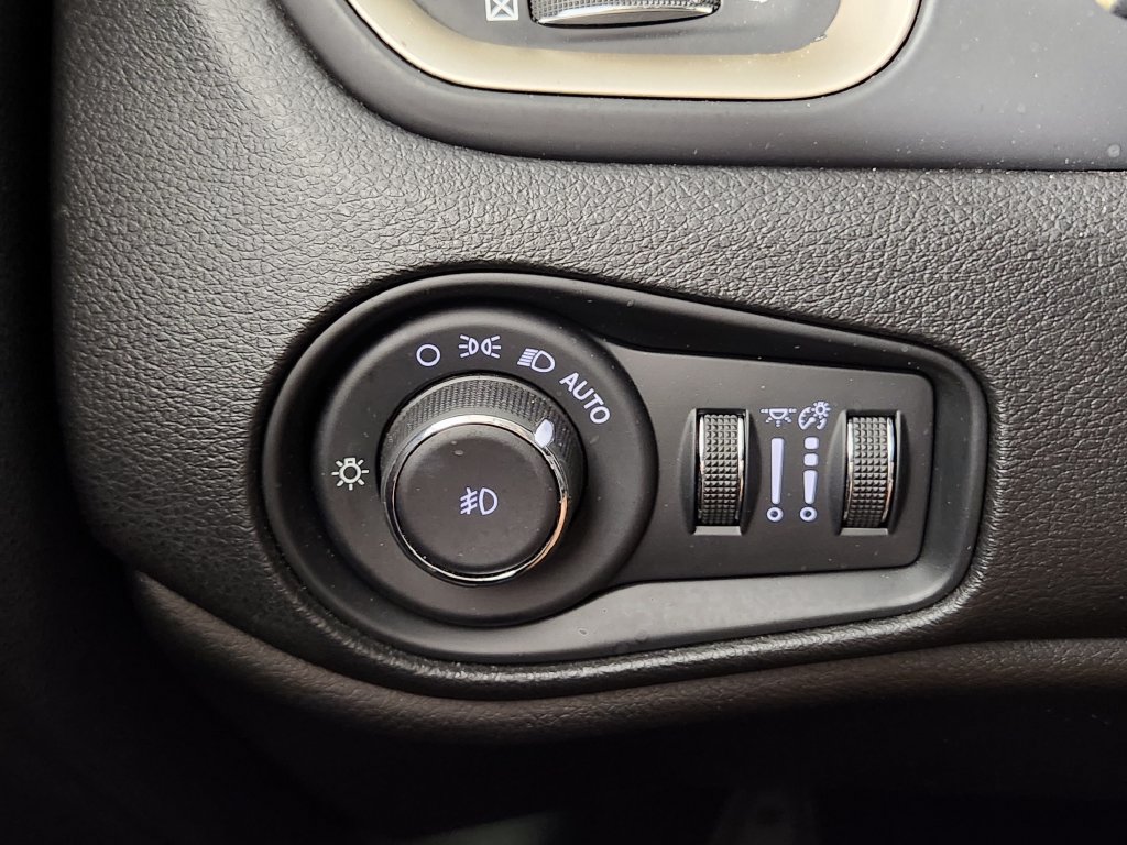Used 2017 Jeep Renegade Latitude w/ Popular Equipment Group FWD image 25
