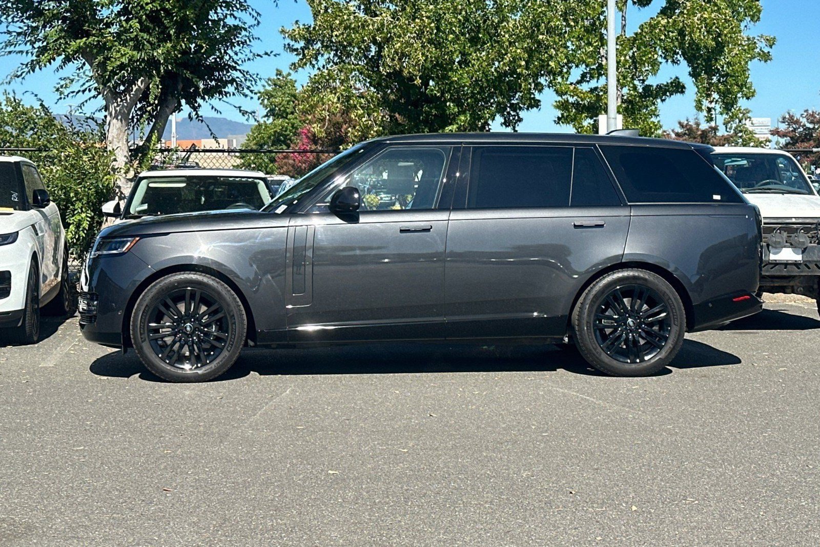 Used 2024 Land Rover Range Rover Long Wheelbase SE AWD/4WD image 2