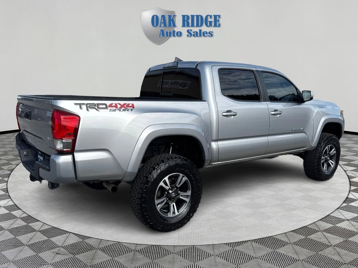 Used 2017 Toyota Tacoma TRD Sport image 5