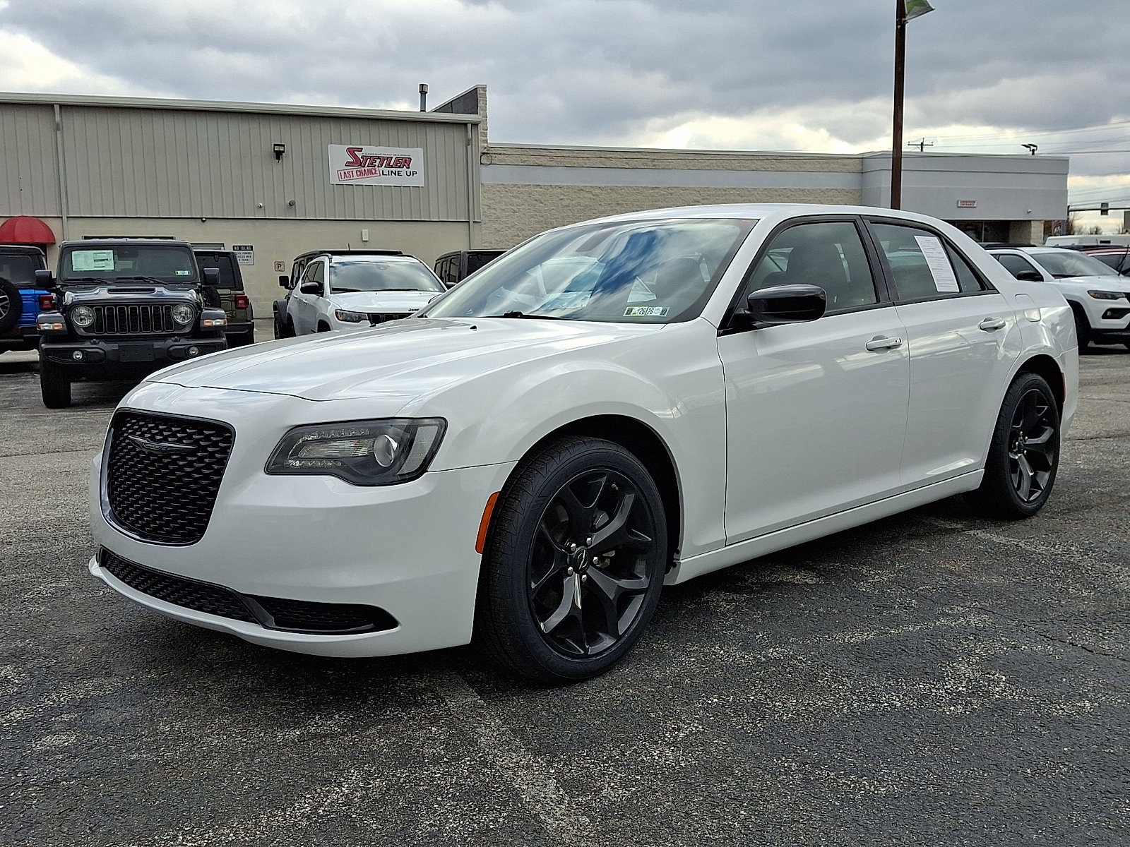 Used 2023 Chrysler 300 Touring w/ Sport Appearance Package image 4
