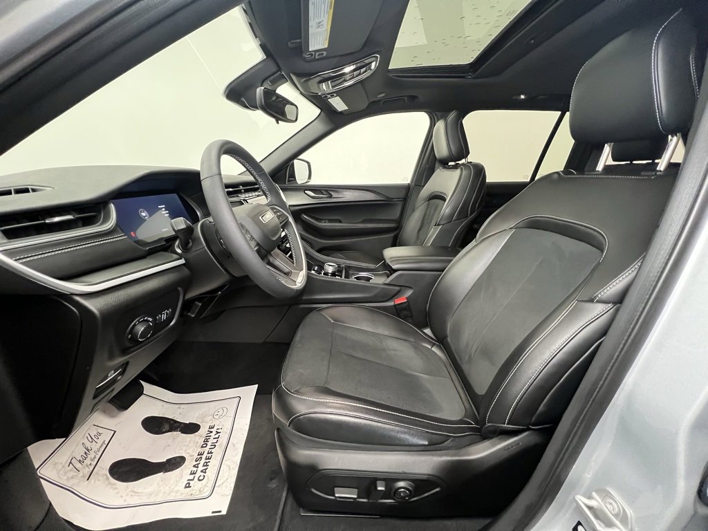 Used 2024 Jeep Grand Cherokee Altitude image 4