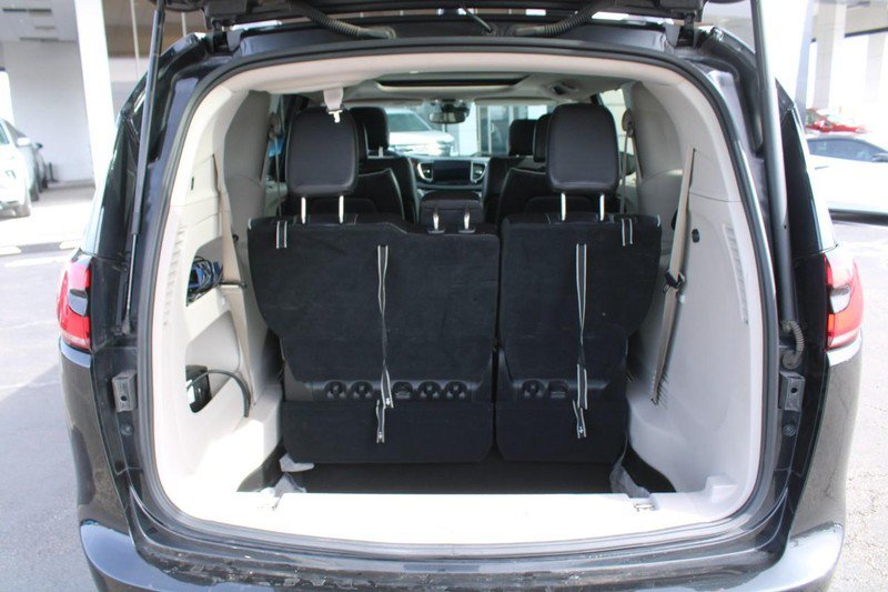 Used 2023 Chrysler Pacifica Limited FWD image 7
