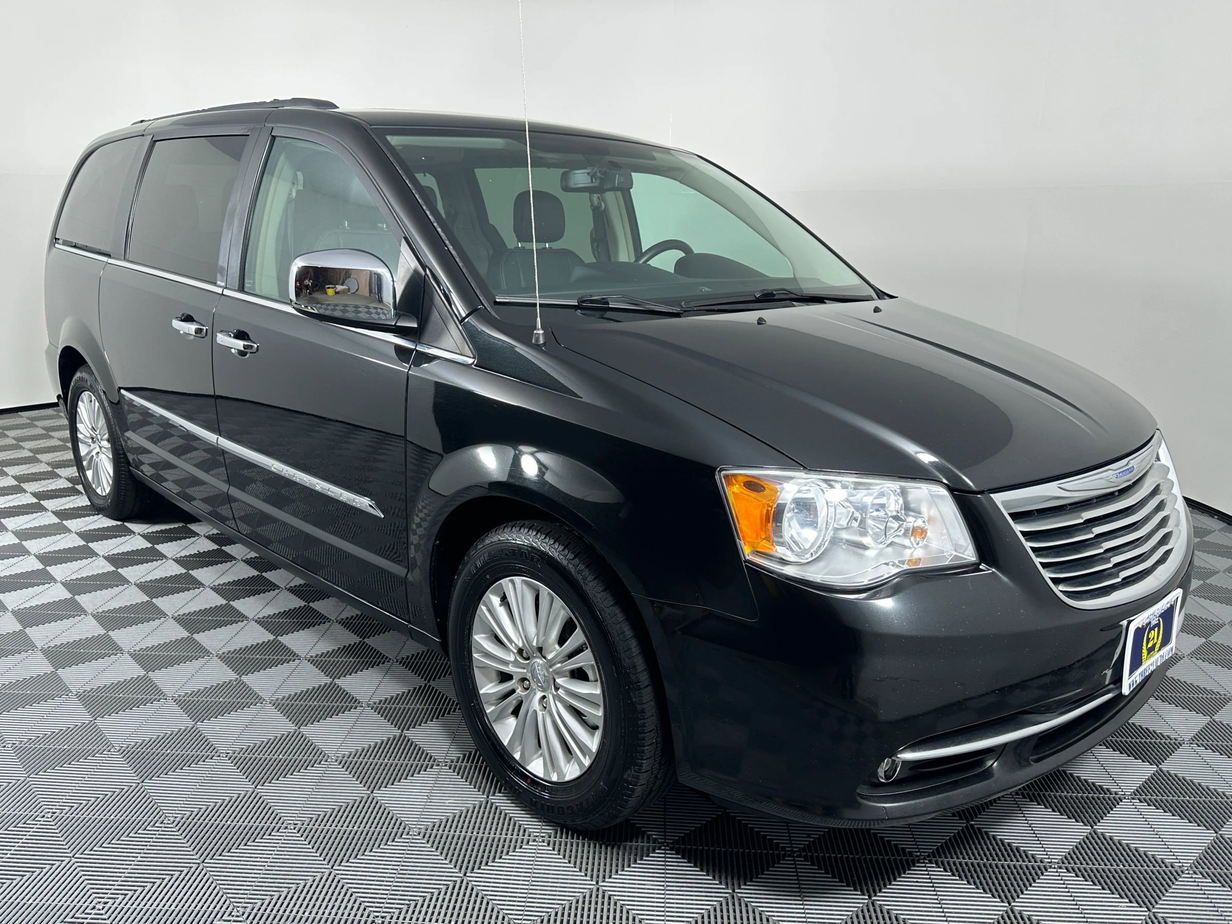 Used 2012 Chrysler Town & Country Touring-L w/ Premium Group FWD image 6