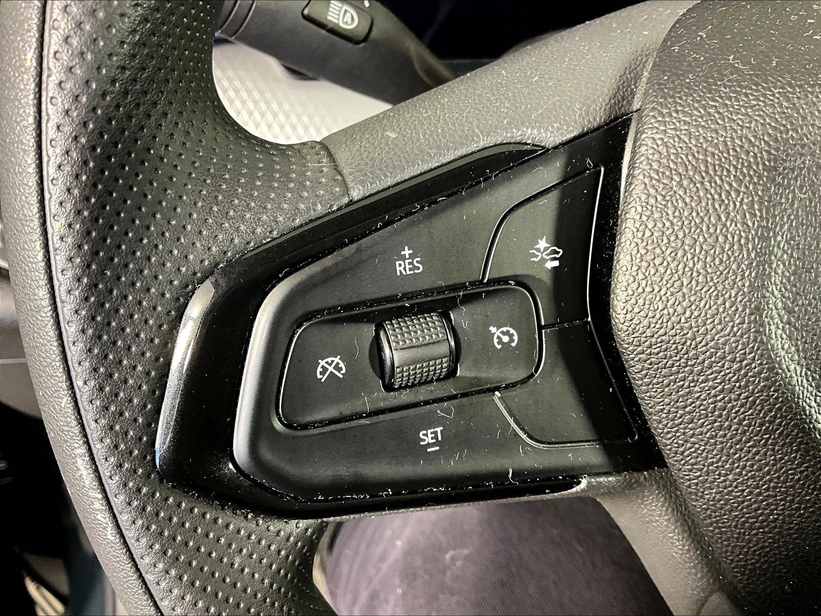 Used 2025 Chevrolet Trax LT FWD image 11