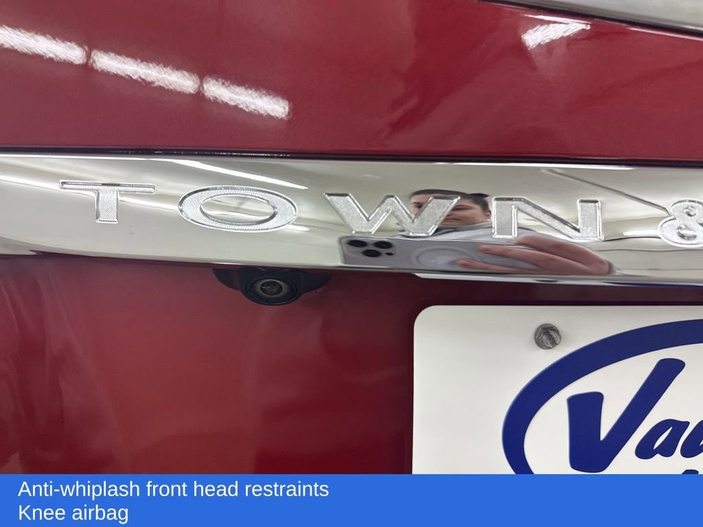 Used 2014 Chrysler Town & Country Limited image 16