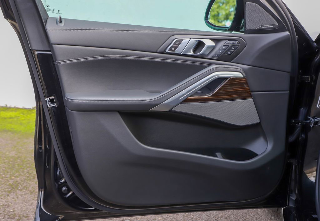 Used 2024 BMW X6 xDrive40i w/ Executive Package image 32