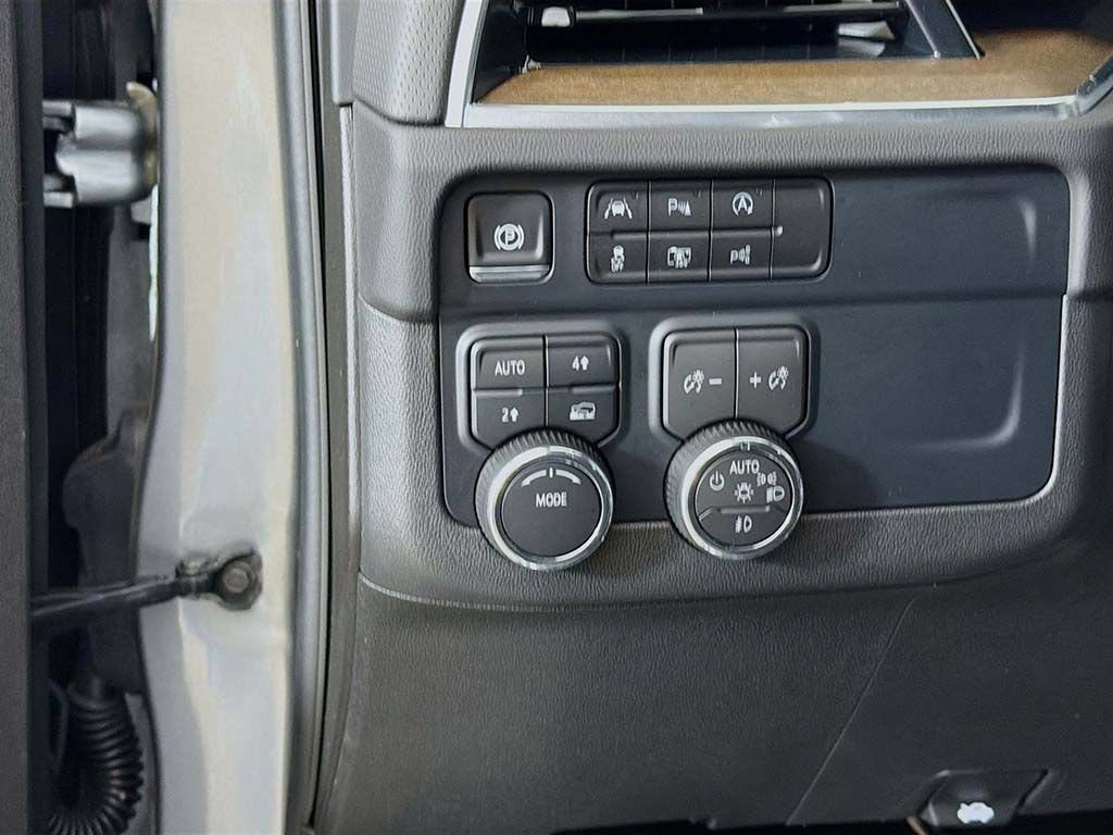 Used 2025 Chevrolet Tahoe High Country AWD/4WD image 34