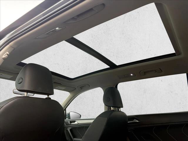 Used 2023 Volkswagen Tiguan SE w/ Panoramic Sunroof Package image 21