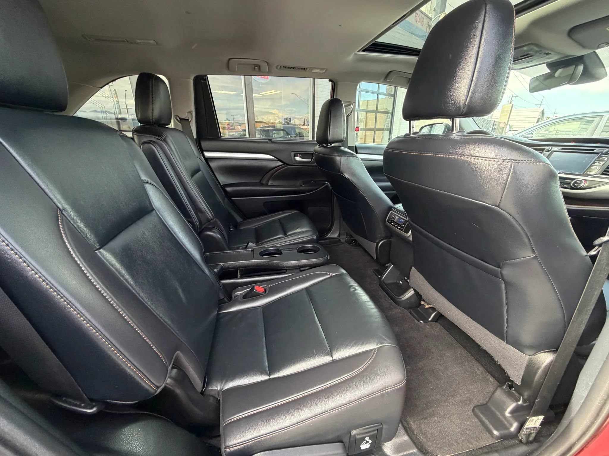 Used 2019 Toyota Highlander XLE FWD image 16