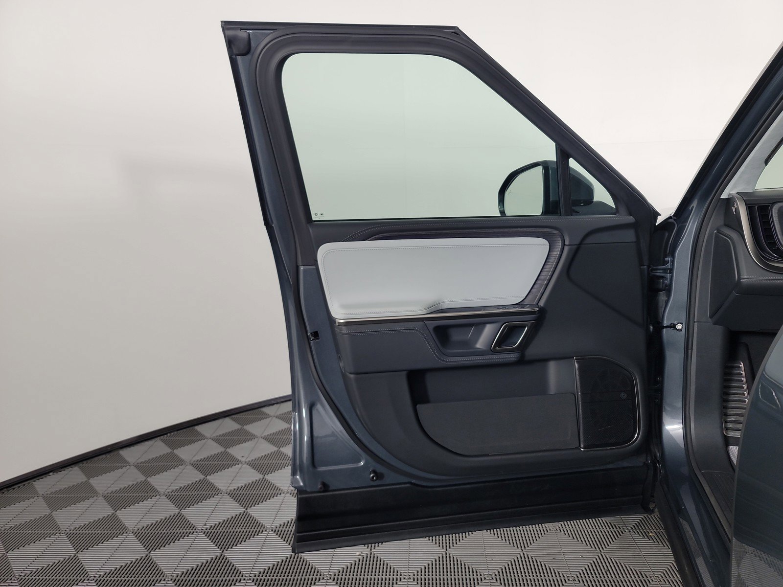 Used 2024 Rivian R1S Adventure AWD/4WD image 16