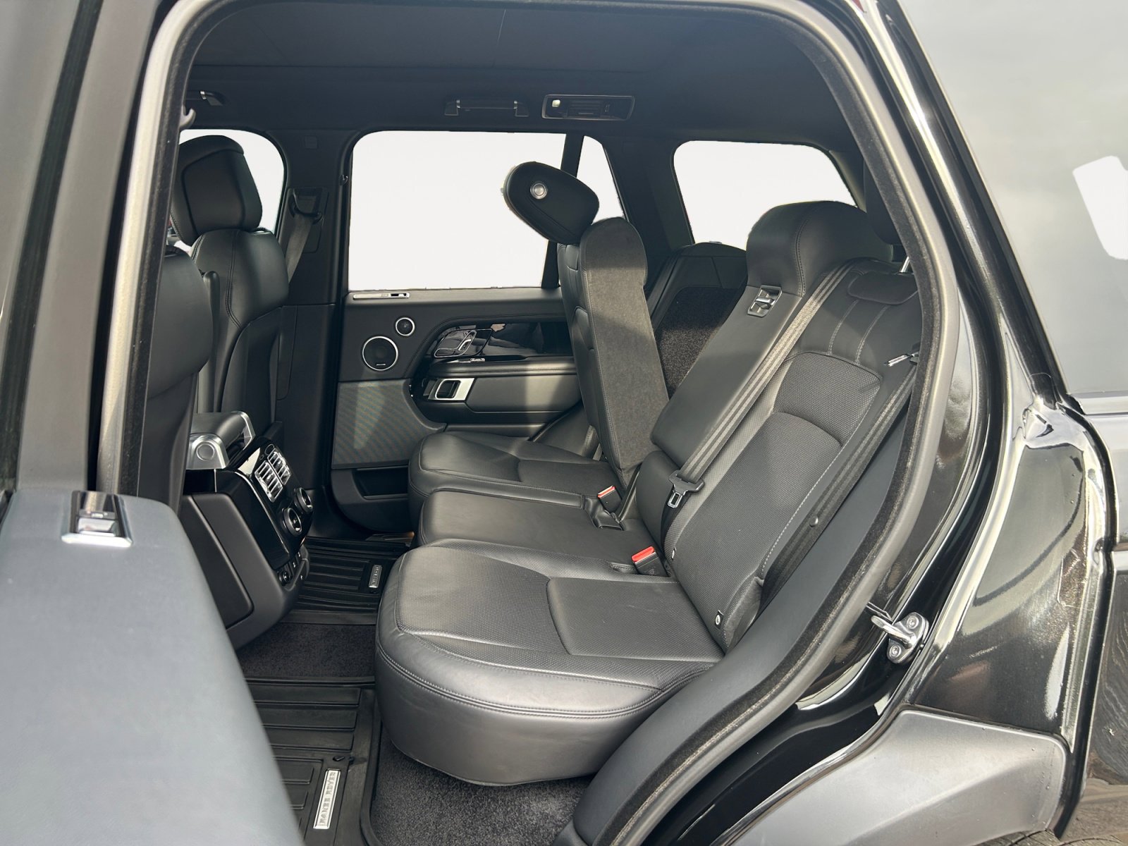 Used 2019 Land Rover Range Rover HSE image 24