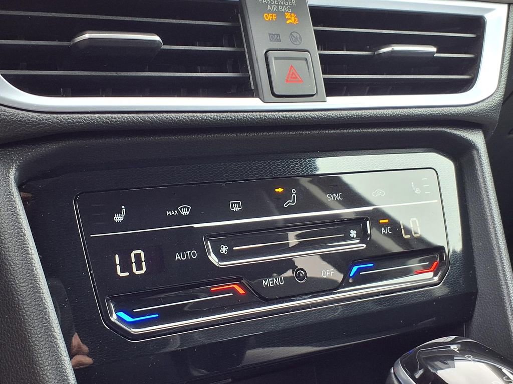 Used 2025 Volkswagen Taos SE AWD/4WD image 12