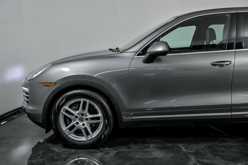 Used 2014 Porsche Cayenne Platinum Edition image 6