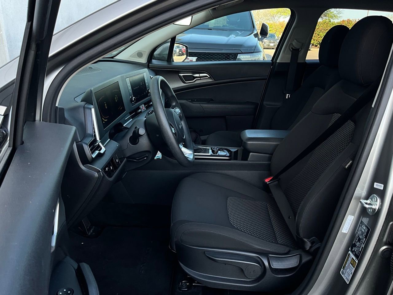 Used 2025 Kia Sportage LX image 10