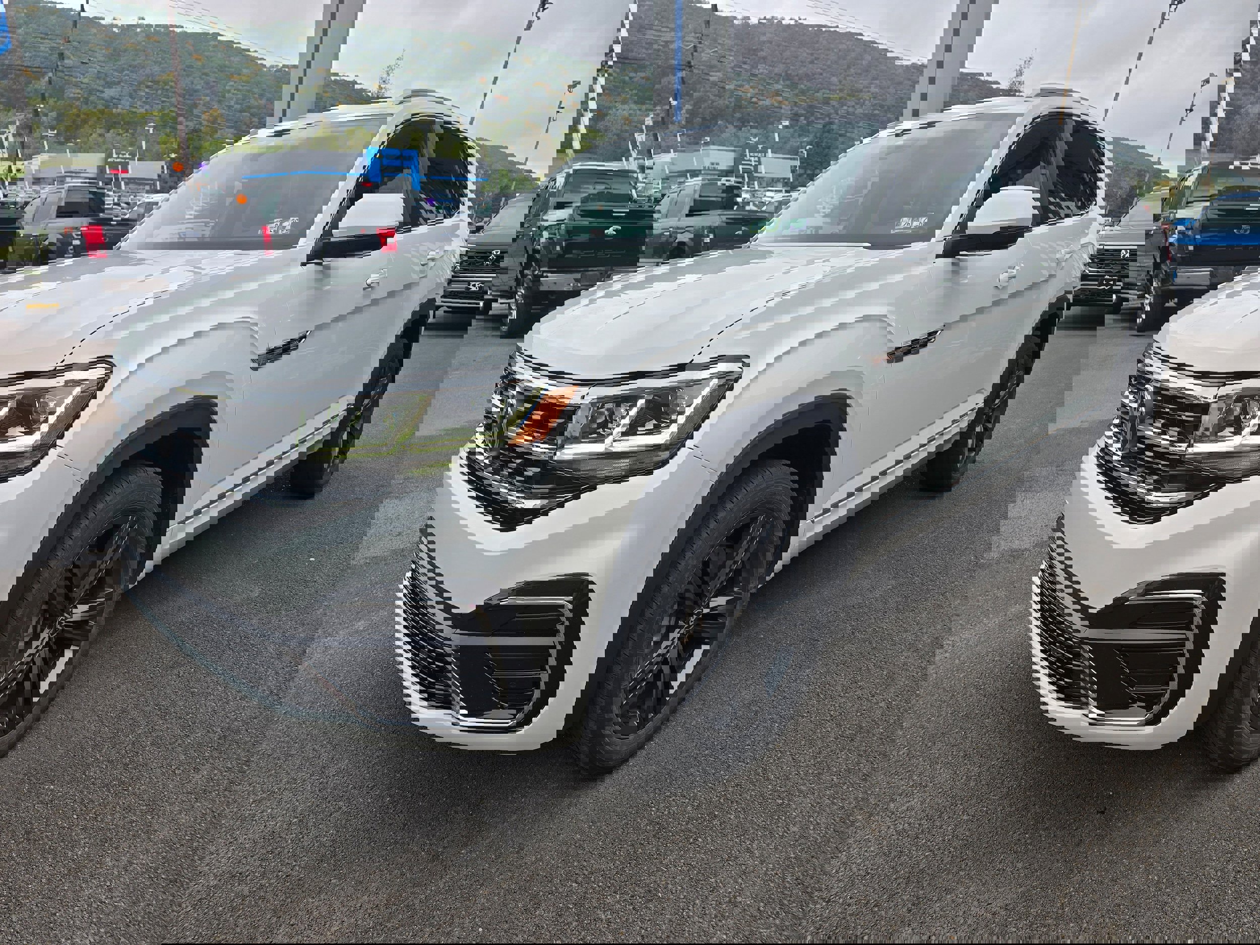 Certified 2022 Volkswagen Atlas Cross Sport SEL R-Line image 3