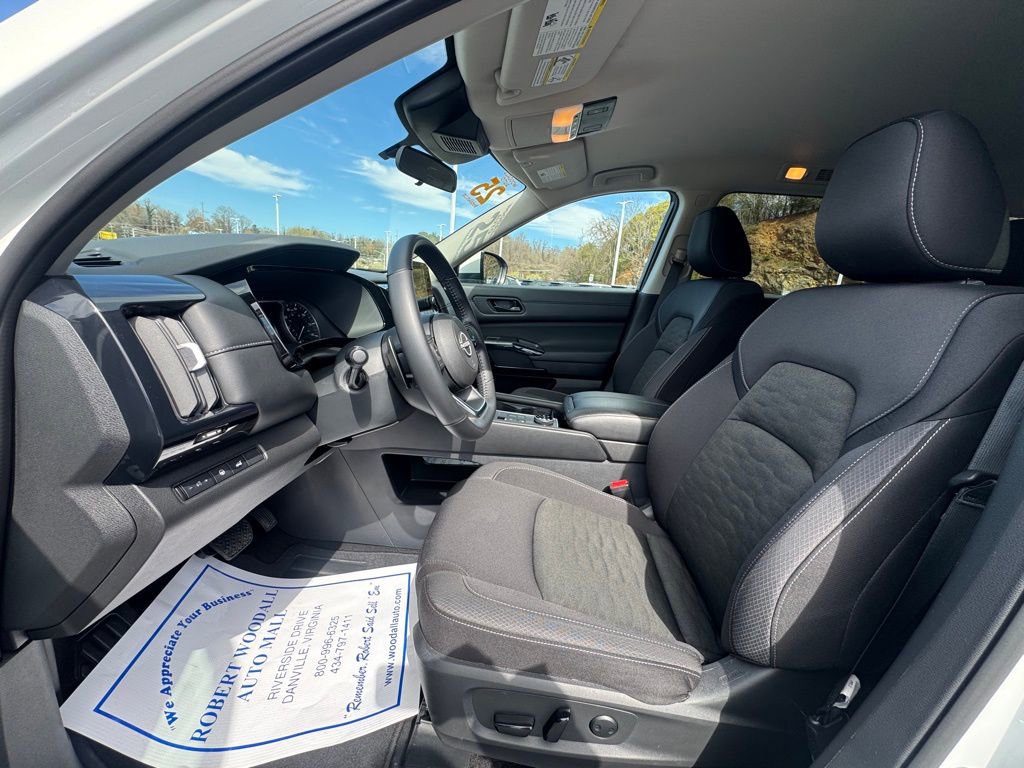 Used 2025 Nissan Pathfinder SV image 17