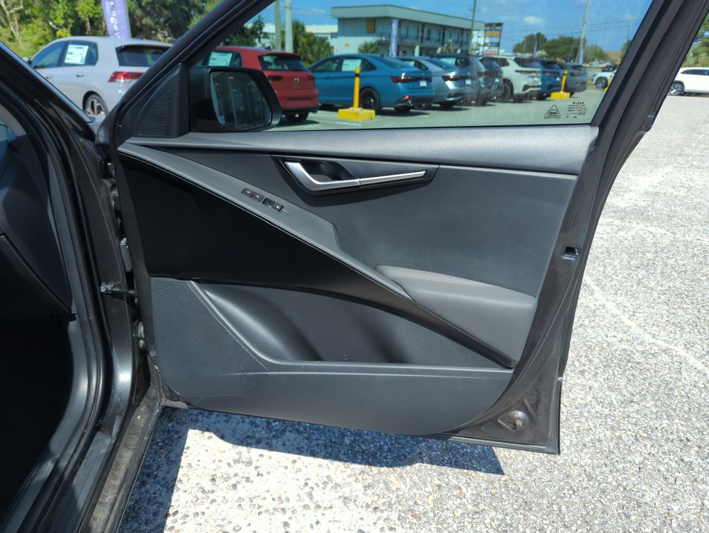 Used 2025 Kia Niro LX FWD image 32