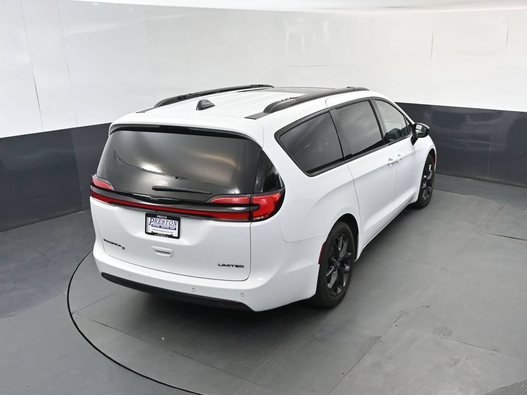 Used 2025 Chrysler Pacifica Limited FWD image 32