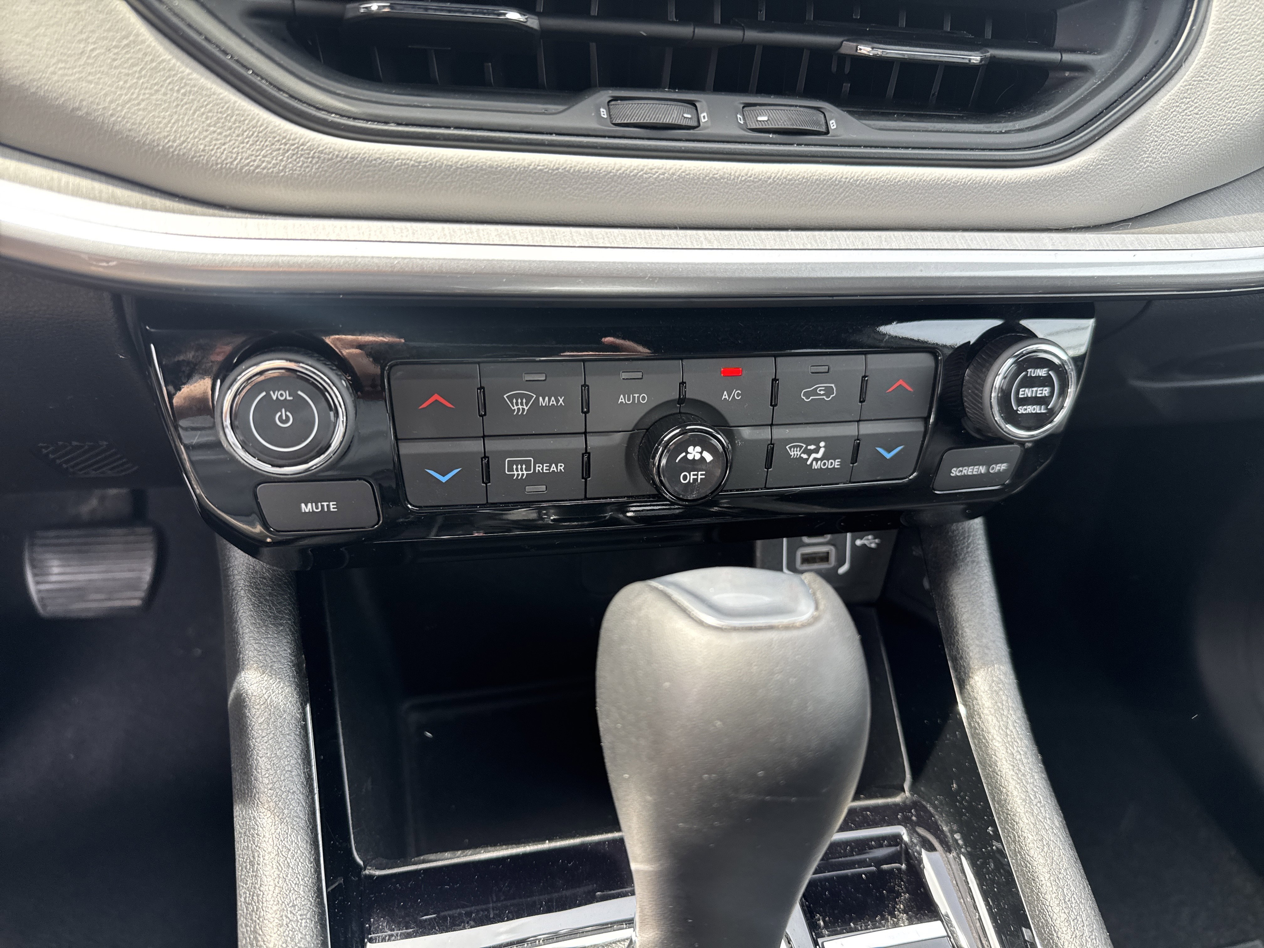 Used 2025 Jeep Compass Limited image 25