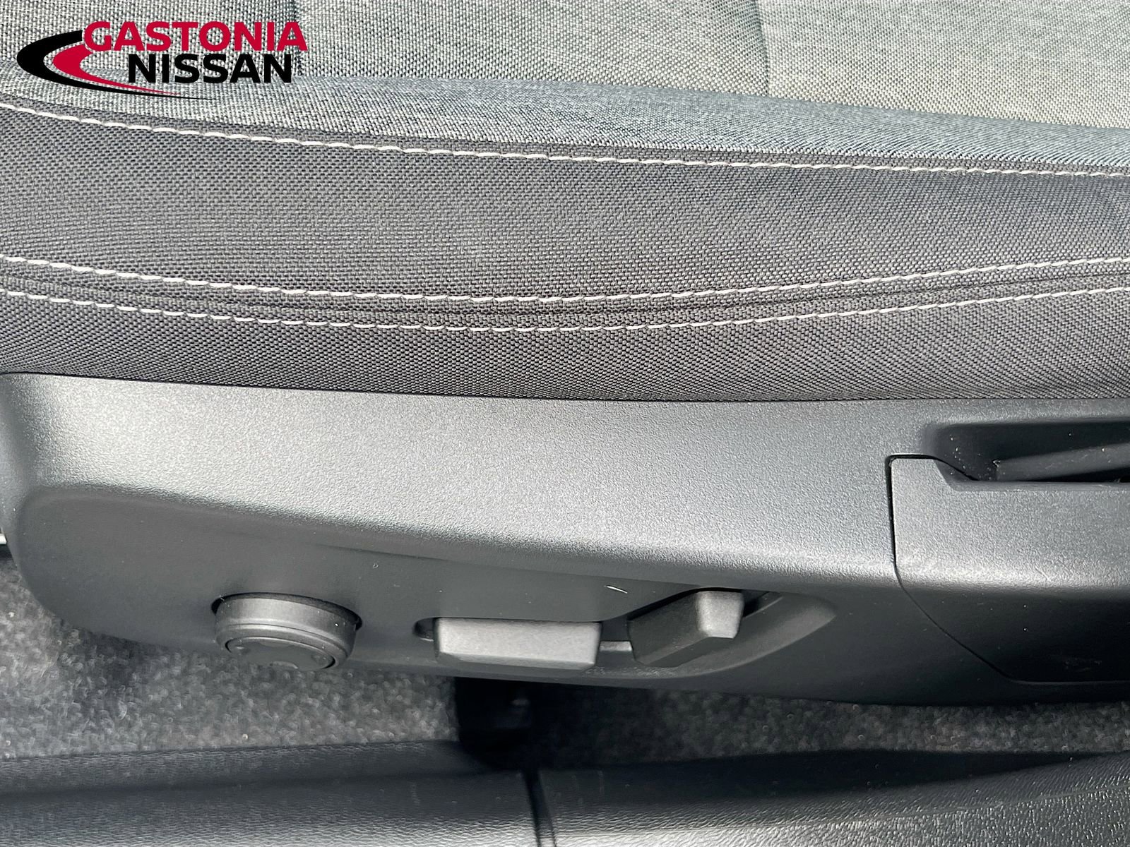 Used 2024 Volvo XC40 B5 Core image 26