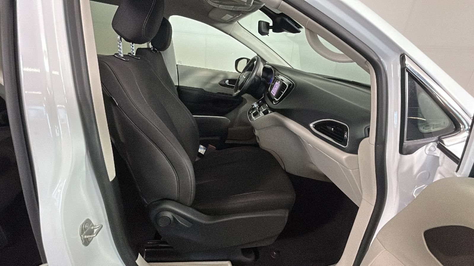 Used 2023 Chrysler Voyager LX FWD image 33