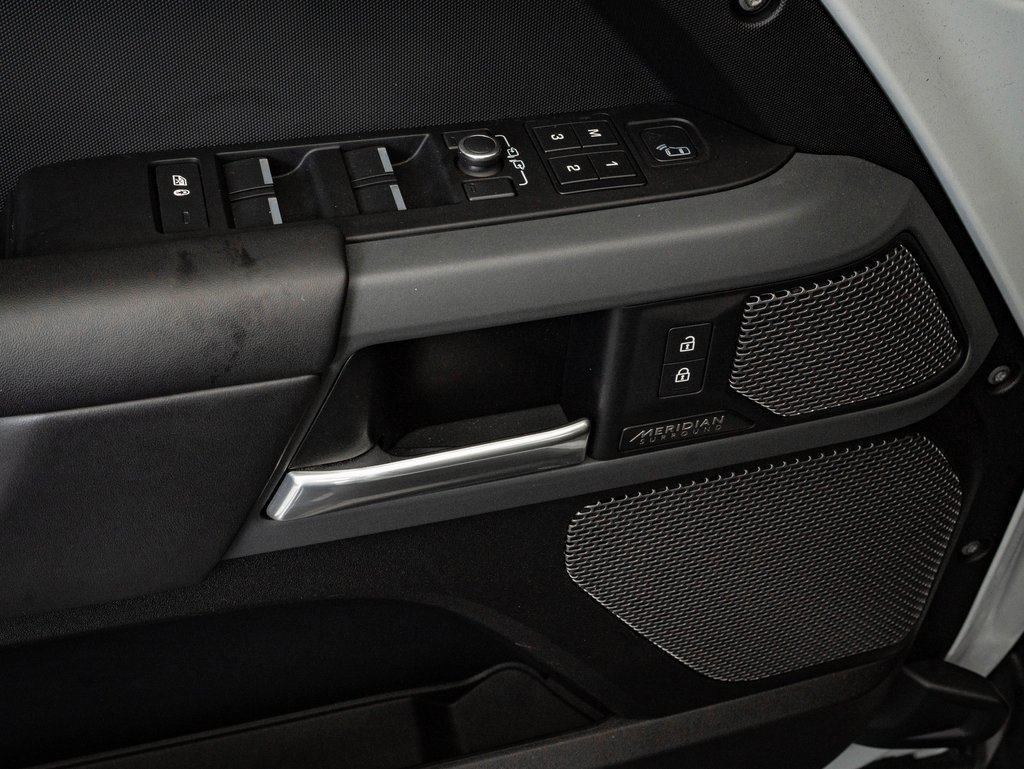 Used 2023 Land Rover Defender 110 X-Dynamic SE image 31