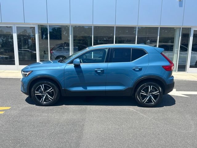 Certified 2025 Volvo XC40 B5 Core AWD/4WD image 2